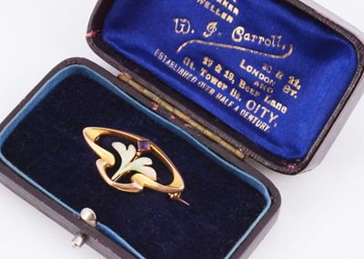 Lot 71 - An Art Nouveau 9ct gold enamel brooch