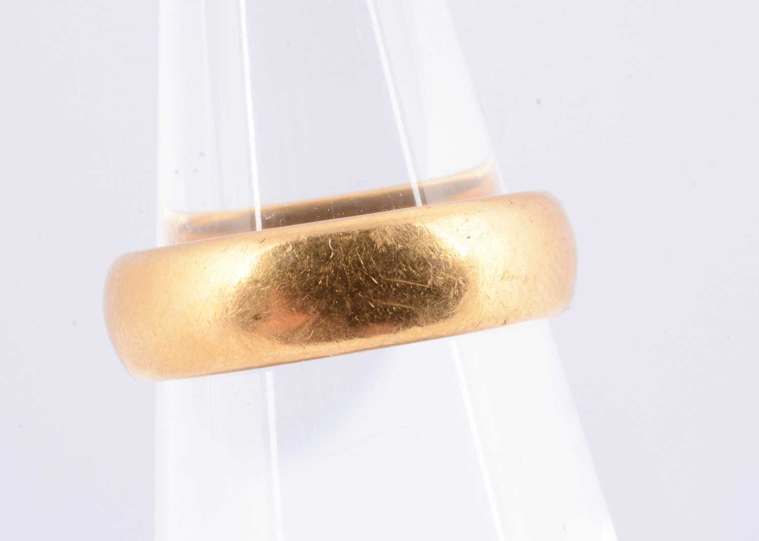 Lot 82 - A 22ct gold wedding band