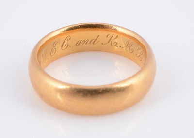 Lot 82 - A 22ct gold wedding band