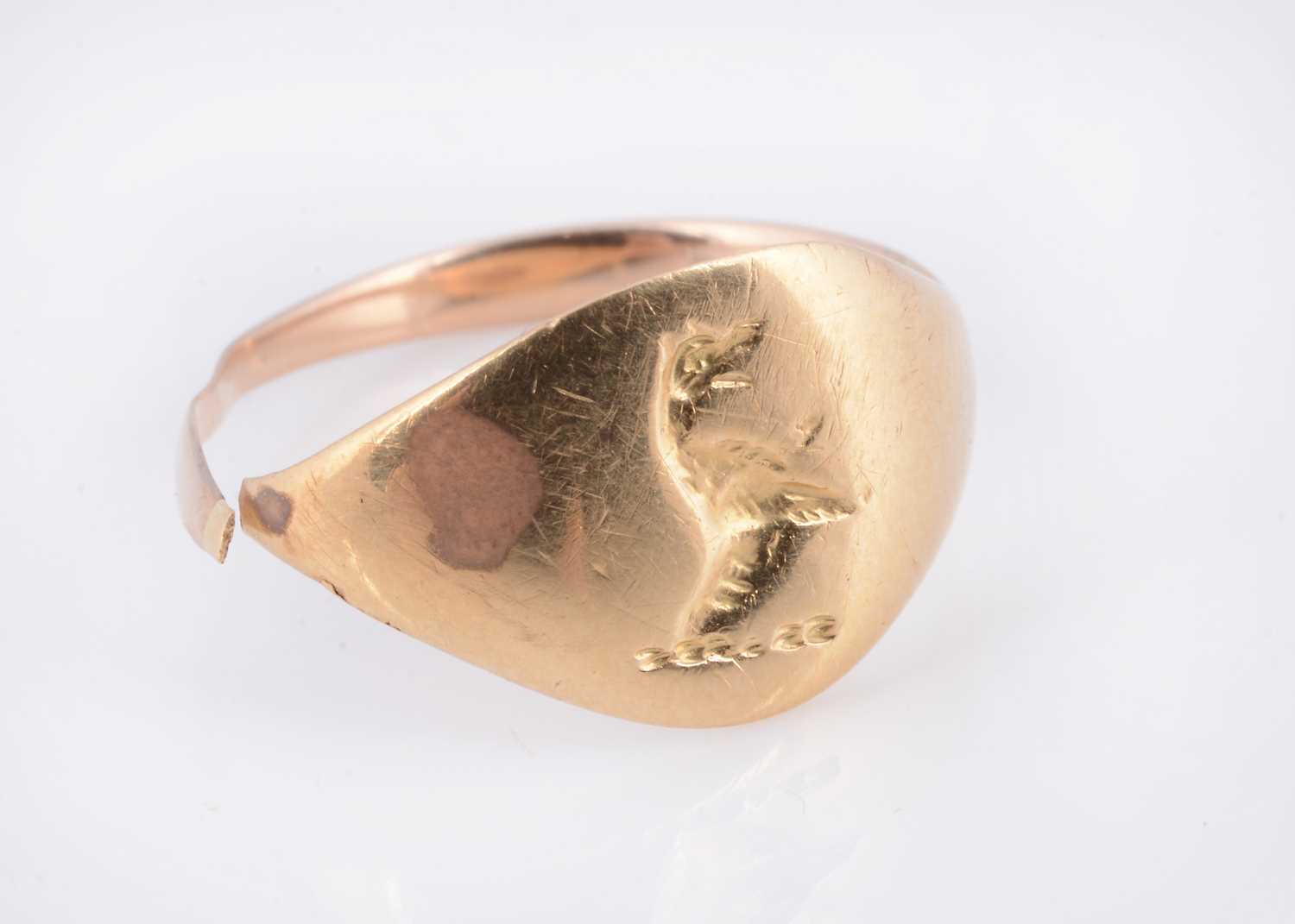 Lot 83 - A broken yellow metal signet ring