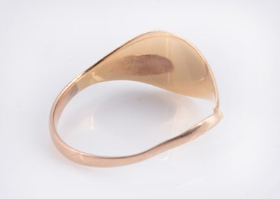 Lot 83 - A broken yellow metal signet ring