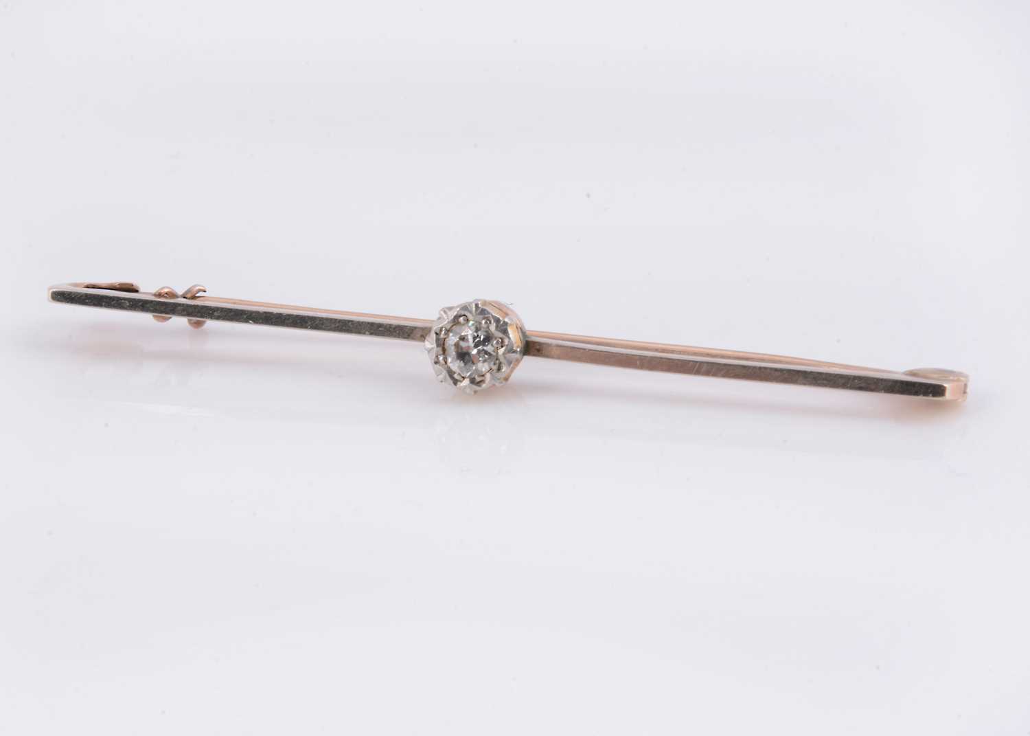 Lot 86 - An Edwardian 9ct gold & platinum illusion set diamond bar brooch