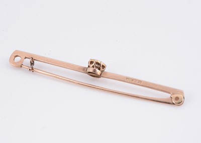 Lot 86 - An Edwardian 9ct gold & platinum illusion set diamond bar brooch