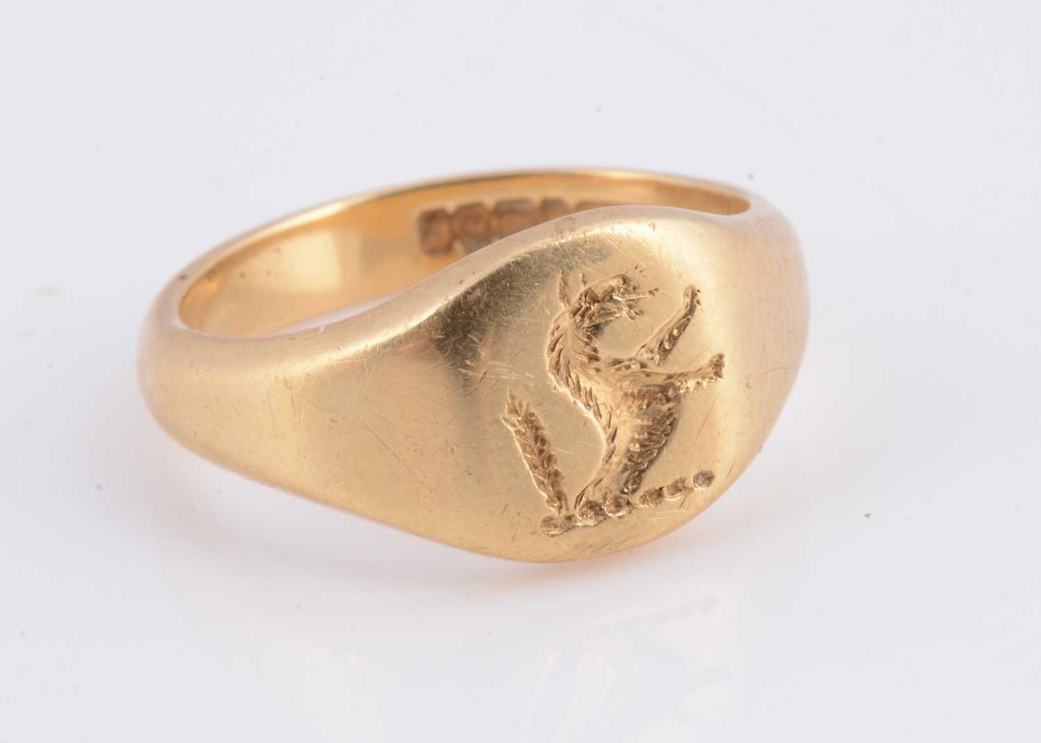 Lot 88 - An Edwardian 18ct gold ladies signet ring