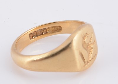Lot 88 - An Edwardian 18ct gold ladies signet ring