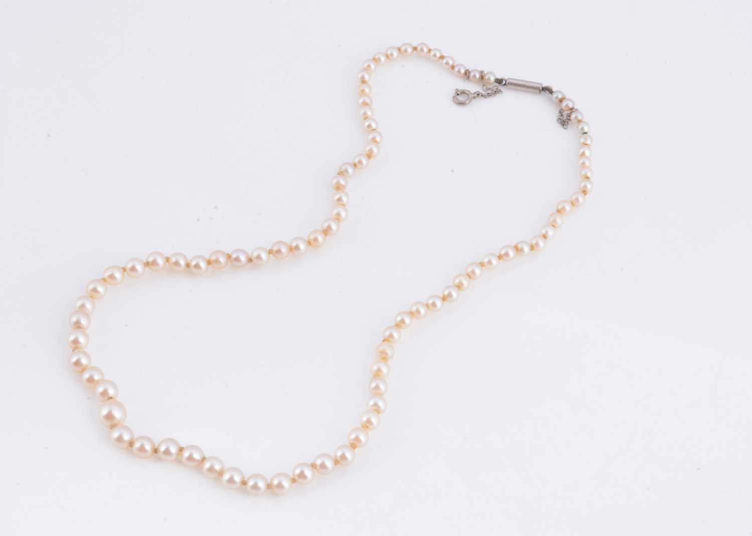 Lot 95 - A string of graduated cultured pearl necklace