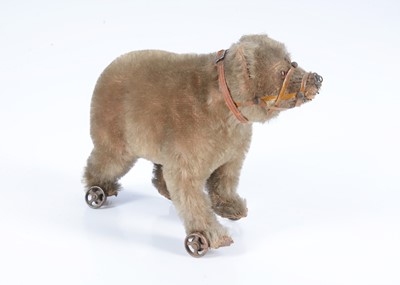 Lot 20 - An early German muzzled walking bear on wheels