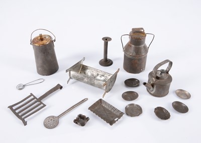 Lot 212 - 19th century English tinplate kitchen equipment