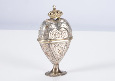 Lot 434 - A Scandinavian silver Hovedvandsaeg spice or smelling salt heart shaped box, possibly 18th century