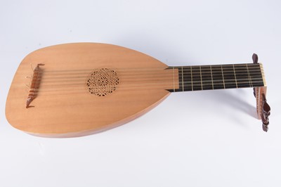 Lot 512 - Lute