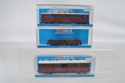 Lot 43 - Peco 00-9 Gauge Lynton & Barnstaple Coaches and Bogie Open Wagon (3)