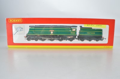 Lot 73 - Hornby (China) boxed 00 Gauge R2219 SR Malachite green West Country Class 21C123 'Blackmoor Vales' with Golden Arrow insignia to sides and front