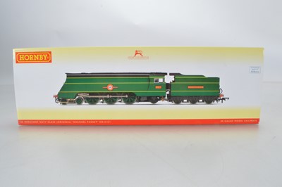 Lot 74 - Hornby (China) boxed 00 Gauge R3434 SR Malachite green Merchant Navy Class 21C1 'Channel Packet' Locomotive and Tender