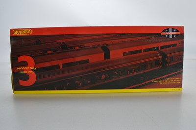 Lot 88 - Hornby (China) Kernow Exclusive boxed 00 Gauge Great Western Railway green Mk 3 Triple coach pack