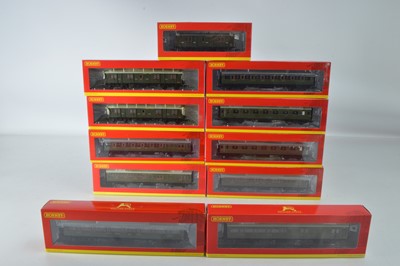 Lot 173 - Hornby (China) boxed 00 Gauge SR olive green Maunsell Coaches with white roofs and two Passenger Utility Vans (11)
