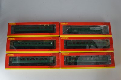 Lot 174 - Hornby (China) boxed 00 Gauge BR green Maunsell Corridor Coaches and Passenger Brake Van (6)