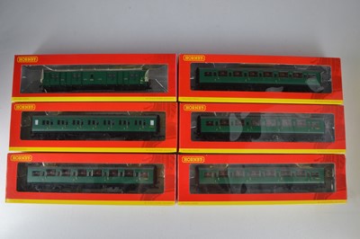 Lot 175 - Hornby (China) boxed 00 Gauge BR green Maunsell Corridor Coaches and Passenger Brake Van (6)