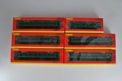 Lot 176 - Hornby (China) boxed 00 Gauge BR green Maunsell Composite Coaches and Passenger Brake Van (6)