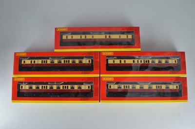 Lot 183 - Hornby (China) boxed 00 Gauge BR crimson and cream Hawksworth coaches (5)