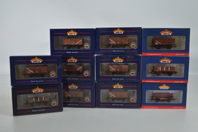 Lot 258 - Bachmann boxed 00 Gauge BR Bauxite steel Mineral and Plank wagons and Bachmann's Club Conflat wagon (11)