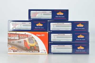 Lot 261 - Bachmann boxed 00 Gauge 32-625 Class 221 Virgin Super Voyager (Tilting) 5-Car unit in original box