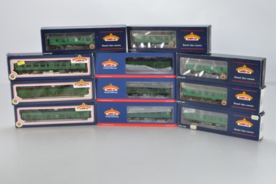 Lot 270 - Bachmann boxed 00 Gauge BR SR green Bulleid and Mk1 Coaches (11)