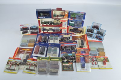 Lot 297 - OO Gauge Trackside Models and Accessories (36)