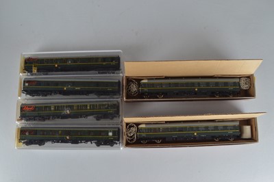 Lot 352 - Liliput OO Gauge BR Green Six Car Trans Pennine DMU (6)
