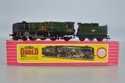 Lot 373 - Hornby-Dublo 00 Gauge boxed 2-Rail 2235 BR green West Country Class 34005 'Barnstable' Locomotive and Tender