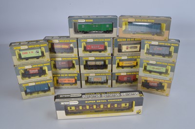 Lot 399 - Wrenn 00 Gauge boxed Pullman Car and 17 Goods wagons (18)