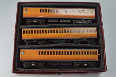 Lot 748 - ACE Trains Modern issue O Gauge EMU/MET Metropolitan Set (3 Car set)