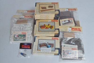 Lot 832 - PIKO G Gauge Trackside Accessories (12)