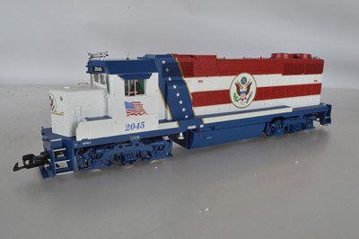 Lot 833 - USA Trains G Gauge American Patriotic Train Diesel Locomotive and Four Freight Cars (5)