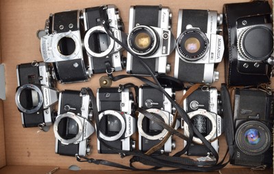 Lot 214 - A Tray of SLR Cameras