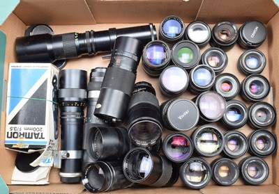 Lot 243 - A Tray of Prime Lenses