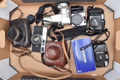 Lot 383 - A Tray of Various Cameras