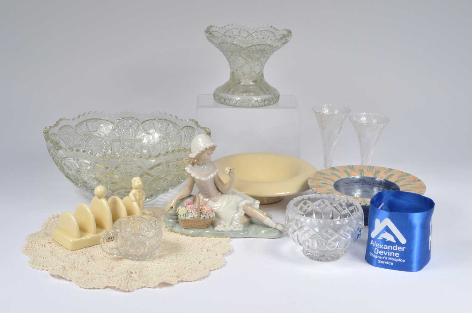Lot 36 - Collection of crystal, a Lladro figurine