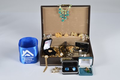 Lot 112 - Jewellery box with assorted items