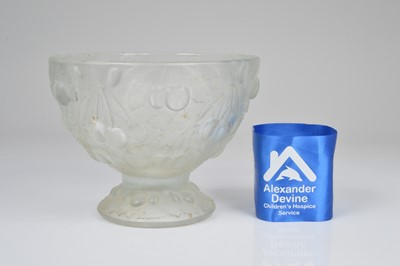 Lot 134 - Art Deco period frosted glass footed bowl
