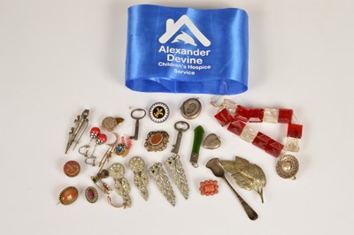 Lot 173 - A small group of jewellery and other items