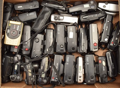 Lot 181 - A Tray of Compact Cameras