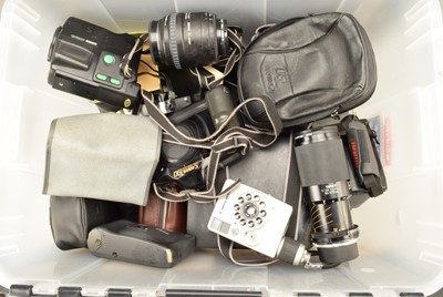 Lot 184 - A Box of Cameras and Related Items