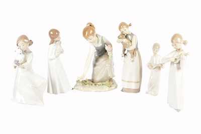 Lot 386 - A collection of Lladro and Nao Figures