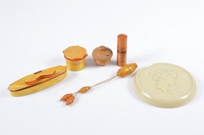 Lot 473 - A collection of art deco dressing table accessories