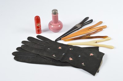 Lot 476 - A pair of vintage kid leather floral embroidered gloves