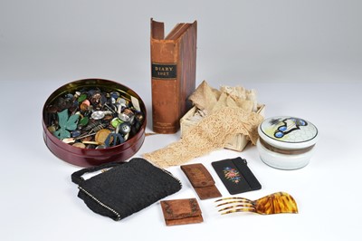 Lot 488 - A collection of fashion items