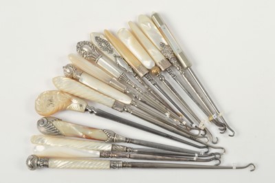 Lot 536 - Fifteen mother of pearl and shell handled button hooks