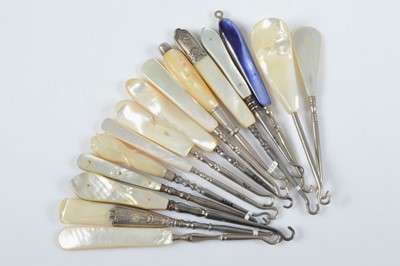 Lot 537 - Fifteen mother of pearl and shell handled button hooks