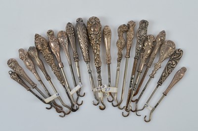 Lot 564 - A collection of small silver handled button or glove hooks
