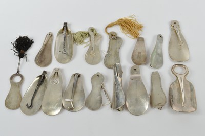 Lot 573 - A collection of silver combination button hooks and shoehorns